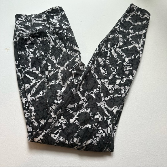 Nike Dri Fit Black and Gray Patterned Leggings - Picture 1 of 4
